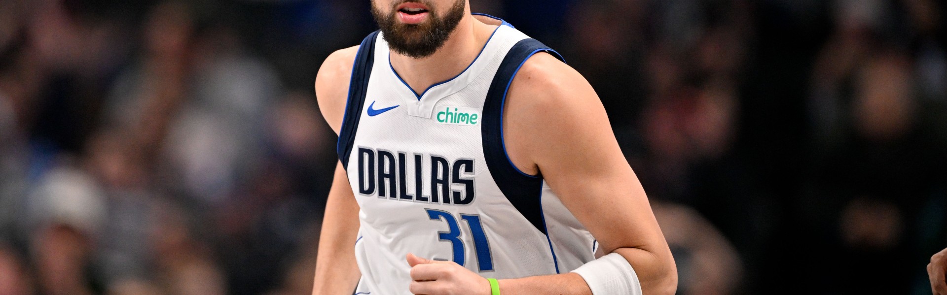 kaiyun-连珠炮！克莱外线开火连中2记三分 帮助独行侠迅速迫近比分