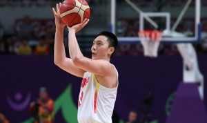 有功有过！胡明轩半场3中0得分挂蛋 但送出3次助攻串联球队0失误