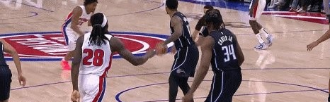 开云官网-脚踝变形重伤 艾维腾飞之年却遭意外重创