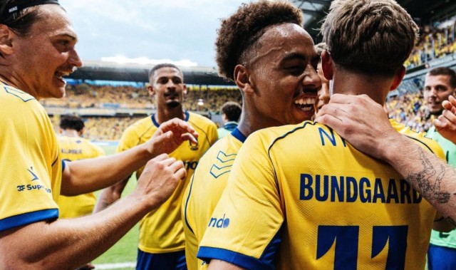 布隆德比首回合0-3，次回合被罚下一人后连入四球完成奇迹逆转